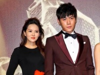 秦昊与女子牵手热聊举止亲密，伊能静抵达现场后反应曝光