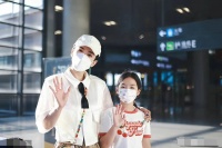 黄奕携女儿亮相机场，9岁女儿冷酷飒爽气场全开，遗传黄奕的好基因