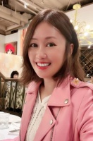 52岁梁小冰近况曝光，与丈夫罕见秀恩爱，一脸冻龄身材完美