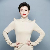 杨澜56岁富豪老公罕露面，挺大肚腩发际线抢眼，一双儿女都长像爸
