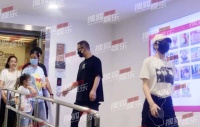 汪峰带两个女儿逛街！小苹果腰细腿长似超模，17岁个子比爸爸还高