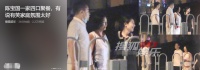 陈宝国一家温馨同框，儿媳肤白貌美颜值吸睛，与公婆热聊关系融洽
