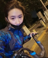 刘亦菲近照曝光，素颜骑车展现真实状态，唯美气质超抢镜