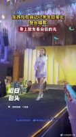 女孩儿在生日宴上登台演唱，气质满满