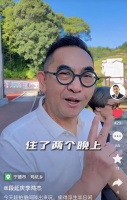 港星李鸿杰现身内地农村，和爱妻河边跳舞没架子，打扮朴素亲民