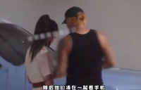 黄子韬徐艺洋恋情升温：女方撒娇眼神充满爱意，下车后一同回家