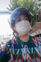 知名女星骑电动车接娃放学，日常地铁出行，老公被曝是圈外富豪