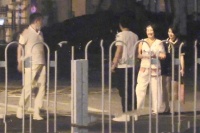 陈宝国一家四口聚餐！儿子儿媳形影不离好恩爱，女方颜值不输明星