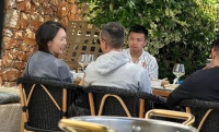 37岁童瑶近照曝光，与男性聚餐素面朝天，结婚多年不生子