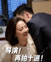 金世佳片场拍亲密戏！将女方扑倒贴身拥抱，艰难起身被调侃腰不好