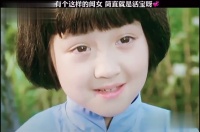 小姑娘真可爱，毛线帽带的好潮啊，还有校服好好看啊