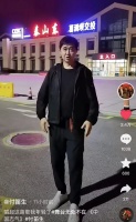 56岁付笛声举止惹争议，深夜在山东街道上放声高歌，唱功被质疑