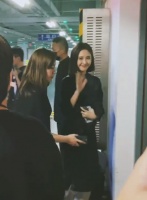 张若昀唐艺昕久违同框，穿情侣装上演贴脸耳语，真夫妻就是甜