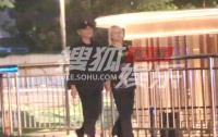 徐克与小30岁女友深夜约会！街头贴耳热聊太亲密，十指紧扣好恩爱