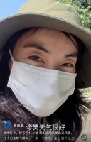豪门媳妇郭晶晶素颜爬山！大汗淋漓皮肤白净，路边卖力压腿秀肌肉