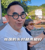 57岁知名港星定居内地，带妻子回农村居住，网友：这才叫享受生活