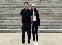 张颖颖深夜直播大哭后，买新手机高调认爱，引起网友热议