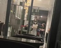 母爱满满！baby抱儿子现身酒店，5岁的小海绵在瘦弱的她怀里好大只