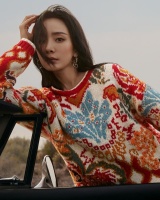 杨幂秋冬摩登大片，复古跑车，旷野深处，引起网友热议