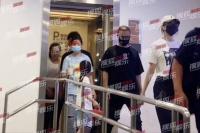 汪峰带俩女儿逛街！小苹果身高出众比爸爸高，醒醒扎小辫太可爱