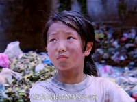 穷女孩捡垃圾被人欺负，结果被警察叔叔相助，从此改变了人生
