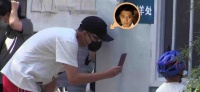 39岁王雷带大儿子做核酸，穿大裤衩脸部显浮肿，骑单车回家太节俭