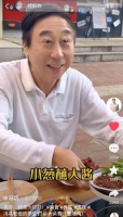 64岁冯巩坐垃圾桶旁吃路边摊，大口咬烤蚂蚱无人认出，老来瘦明显
