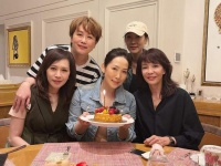 众星为郑裕玲补祝生日！50岁吴美珩罕有现身，嫁百亿富豪仍显冻龄