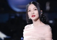 动手术亲妈见死不救，被毁事业卷走1亿财产，张韶涵到底有多苦？