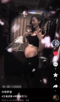 闫学晶演员儿媳晒孕照，四肢纤细仍美貌，戴3万项链晒豪华衣帽间