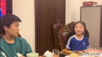 王楠夫妇为12岁儿子庆生，笑笑拍哥哥脸逗乐全场，郭麒感恩父母