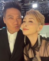 钱嘉乐汤盈盈带两个女儿吃饭为女儿庆生 拍下一家四口开心全家福