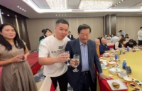 76岁曹旺德近况曝光！现身酒会坐C位气场强，面色红润状态好