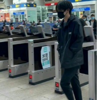 易烊千玺直播人气不佳，观看量不到130万，仅是李佳琦的零头