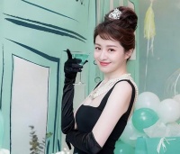 香港知名女星模仿奥黛丽赫本！22寸蚂蚁腰抢镜，想和丈夫生第四胎