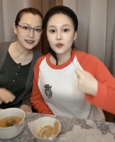 赵本山妻子现身女儿直播间，瘦到126斤显年轻，透露本山大叔近况