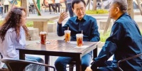 67岁王健林现身河南街头，穿着朴素十分清瘦，完全没了首富的霸气