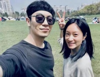 朱亚文老婆为闺蜜庆生，翻箱底穿8年前旧裙子，引起网友热议