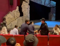 靳东近照曝光，白发明显与友人看话剧，与妻子结婚多年仍恩爱