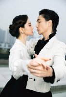 网传戚薇二胎得子，戚薇晒出娃娃玩偶疑似回应：又一个！