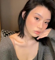 奚梦瑶晒自拍秀短发造型，低胸装露好身材，状态佳却好似没工作