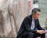 央视主持人高博近照曝光，坐在路边鞋子沾灰，曾与李咏齐名