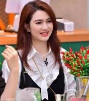 “豆腐西施”洪欣现身小县城商演，被曝出场费60万，现场寒酸简陋