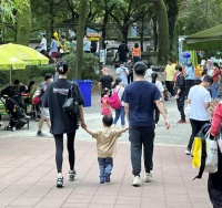 何猷君带妻儿逛动物园 一家三口手牵手画面温馨有爱