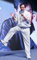 68岁成龙近照显老态！用力唱歌青筋凸出，自曝洁癖害怕腋下汗臭味
