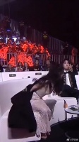 杨幂确实有老板样，还帮热巴整理裙子