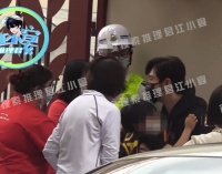 黄晓明低调接儿子放学，与老师聊天无明星架子，路边抱娃父爱满满