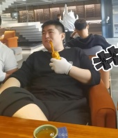 赵本山儿子罕见露面显发福，换脸恶搞爸爸近照超搞笑