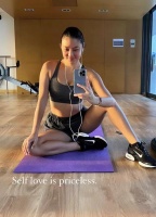 黎明前妻乐基儿晒素颜健身照！皮肤粗糙太真实，丰满事业线抢镜