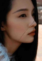 李沁白色流苏连衣裙造型，妆容精致撩人，女人味十足